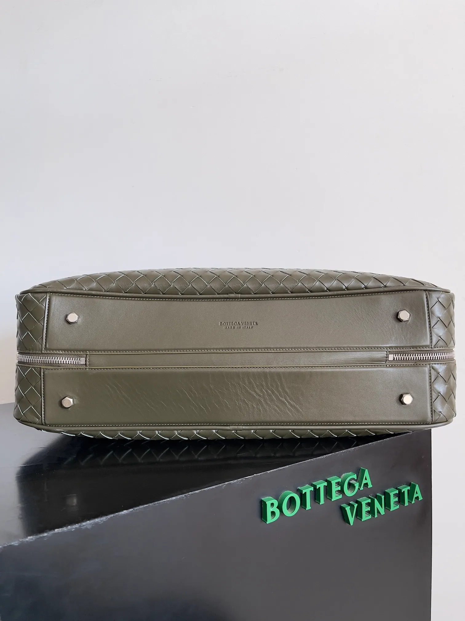 Batch 3960 Let's go on a trip✈️BOTTEGA VENETA men's travel bag is no heavier than a suitcase. The capacity and lightness of this travel bag are really suitable for short trips. The soft cow leather reduces the burden on the hands. The capacity is very nice. Style number: 765620 Size: 50*41*15cm